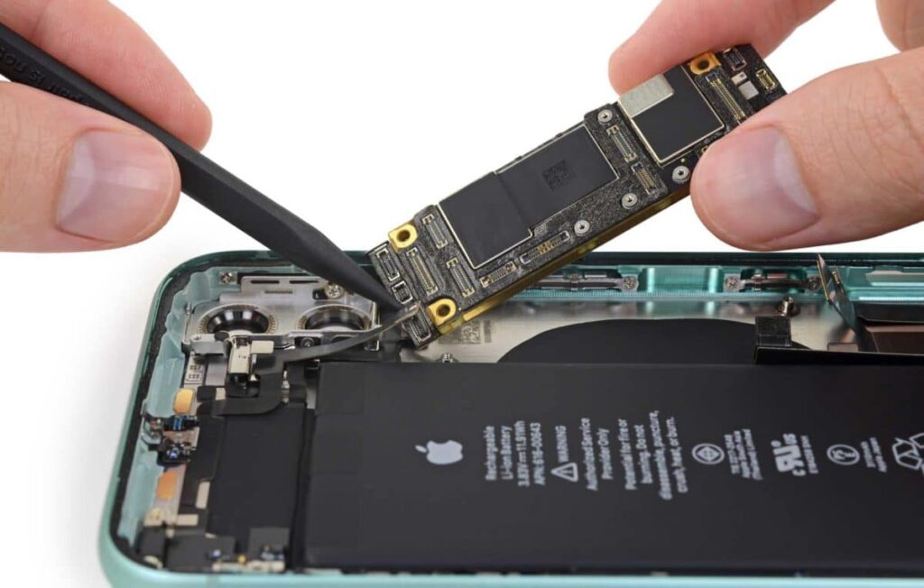 Ein Hardware-Schaden, wie z.B. ein defektes Motherboard, kann dazu führen, dass das iPhone 4 nicht eingeschaltet wird.
Bringen Sie das iPhone 4 zu einem autorisierten Apple-Servicepartner, um eine Diagnose und Reparatur durchführen zu lassen.