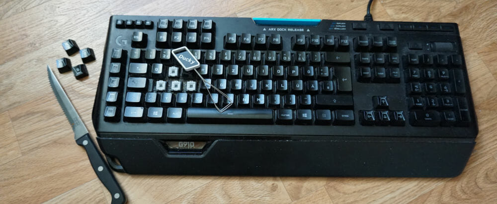 Trennen Sie die Tastatur vom Computer oder schalten Sie den Computer aus
Entfernen Sie lose Schmutzpartikel und Staub von der Tastatur