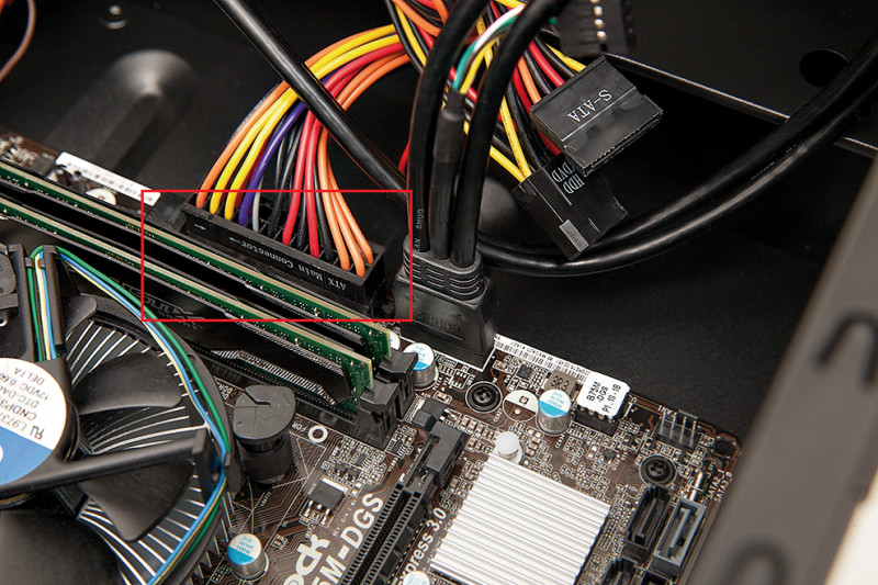 Überprüfen Sie die Kabelverbindungen der SSD:
Stellen Sie sicher, dass das SATA-Kabel fest mit der SSD und dem Motherboard verbunden ist.